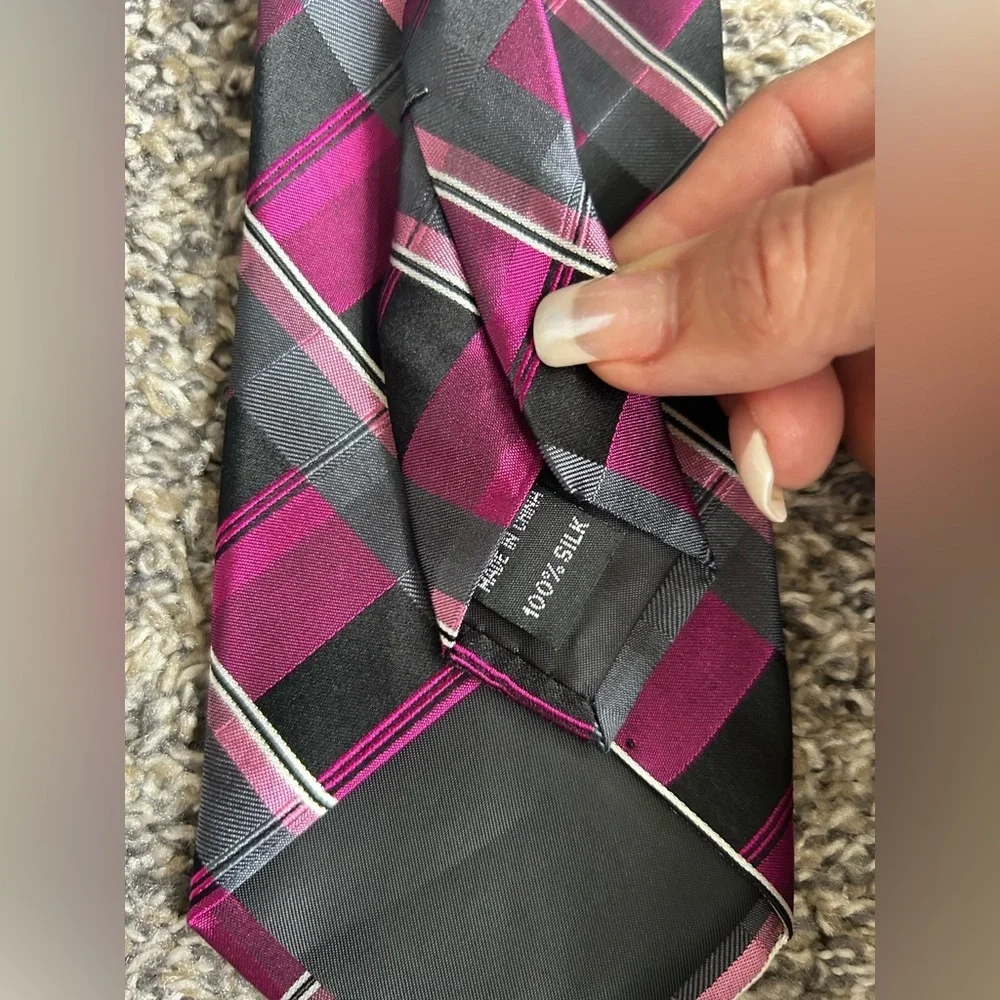 Arrow 100% silk men’s tie in fuschia and black plaid
